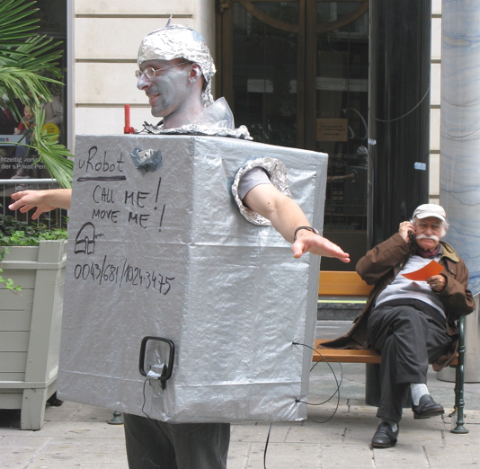 uRobot am Graben in Wien, dirgiert von einem älteren Herrn per Handy