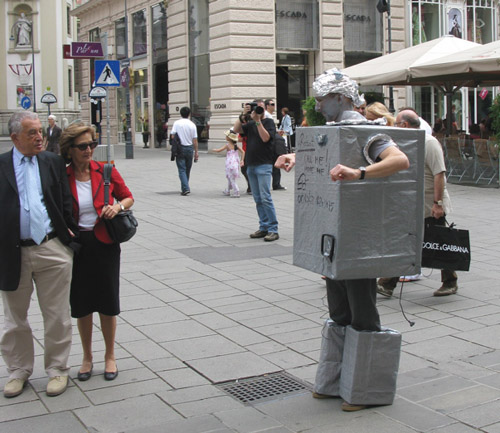 uRobot am Graben in Wien, bewundert von Passatin und Gatten