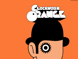  Letzten Endes postulieren der Film sowie die Buchvorlage, dass jedem Menschen die Freiheit gegeben werden sollte, sich schlecht und falsch zu verhalten; denn ein Individuum, das sich gut verhalten muss, ist indoktriniert und zu keiner eigenständigen Persönlichkeitsentfaltung mehr fähig (d. h. der Zwang zum Guten macht einen Menschen zum „Clockwork Orange“). Clockwork als Uhrwerk ist eine exakt funktionierende Maschine, und Orange nimmt vermutlich Bezug auf die malaiische Sprache, wo „orang“ „Mensch“ bedeutet (vgl. Orang-Utan). Der Autor Anthony Burgess lebte längere Zeit in Malaysia.