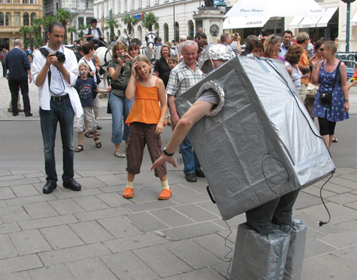 uRobot am Graben in Wien soll Liegestütz machen?