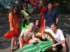 Ein paar xobaraps in Aktion bei der ersten Donaukanal-Beschwimmung im Jahr 2001