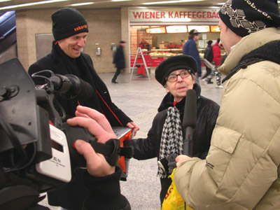  Eine ältere Dame tastet erstaunt (Foto von )